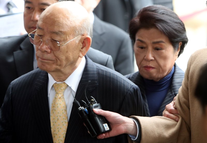 [광주=뉴시스] 윤석열 전 대통령의 내란 우두머리 혐의 재판 선고가 오는 19일 나온다. 전직 대통령 전두환씨와 마찬가지로 1심에서 사형이 선고될지 관심이 모인다. 사진은 지난 2019년 고(故) 조비오 신부 사자명예훼손 혐의를 받는 전씨가 재판에 출석하는 모습. (사진=뉴시스DB). photo@newsis.com