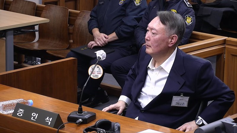 [서울=뉴시스] 내란 우두머리 혐의를 받는 윤석열 전 대통령에 대한 1심 선고가 오는 19일 나온다. 사진은 윤 전 대통령이 지난해 11월 19일 서울 서초구 서울중앙지법에서 열린 내란방조, 위증 등 혐의 한덕수 전 국무총리 10차 공판에 증인으로 출석한 모습. (사진=서울중앙지방법원 제공) 2025.11.19. photo@newsis.com *재판매 및 DB 금지