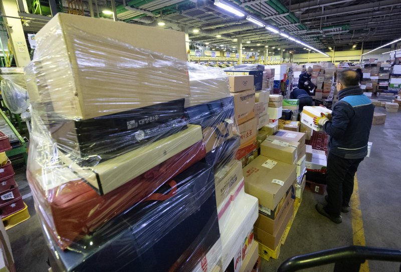 [서울=뉴시스] 김명년 기자 = 설 연휴를 앞둔 11일 오전 서울 광진구 동서울우편물류센터에서 직원들이 택배 분류 작업을 하고 있다. 우정사업본부는 오는 20일까지 '설 명절 우편물 특별소통기간'으로 정하고 비상근무체계에 돌입한다. 2026.02.11. kmn@newsis.com