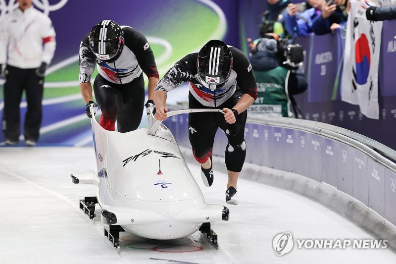 힘차게 레이스 시작하는 김진수-김형근 (출처=연합뉴스)
