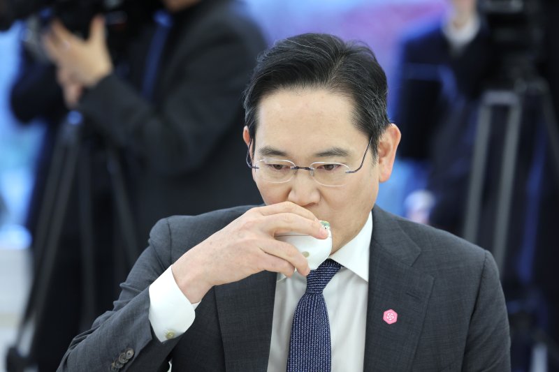 이재용 삼성전자 회장이 4일 청와대에서 열린 청년일자리와 지방투자 확대를 위한 기업간담회에서 물을 마시고 있다. 2026.2.4 ⓒ 뉴스1 이재명 기자