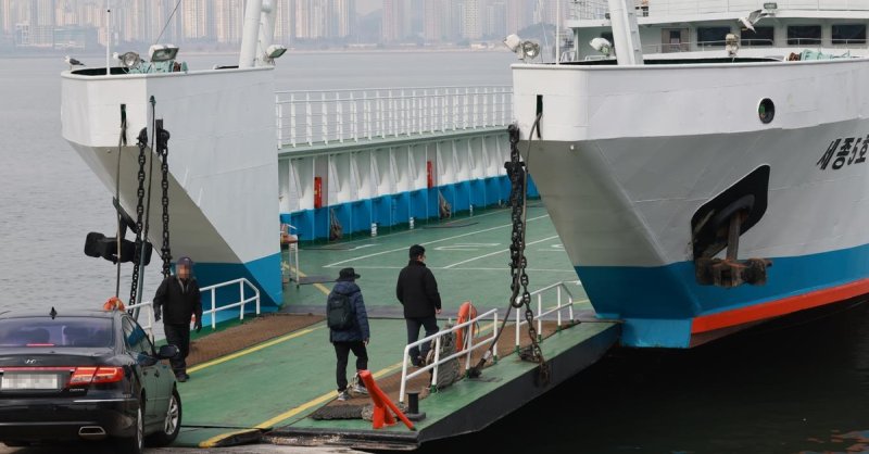 세종5호 탑승하는 차량과 이용객 (출처=연합뉴스)