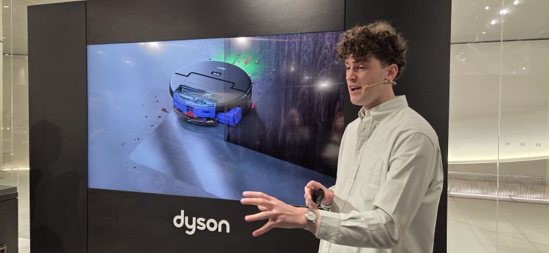 네이슨 로슨 맥클린 다이슨 시니어 디자인 매니저가 22일 여의도 더현대 서울 팝업스토어에서 다이슨 스팟앤스크럽(Spot+Scrub) Ai 로봇 청소기를 소개하고 있다. 2026.1.22/뉴스1