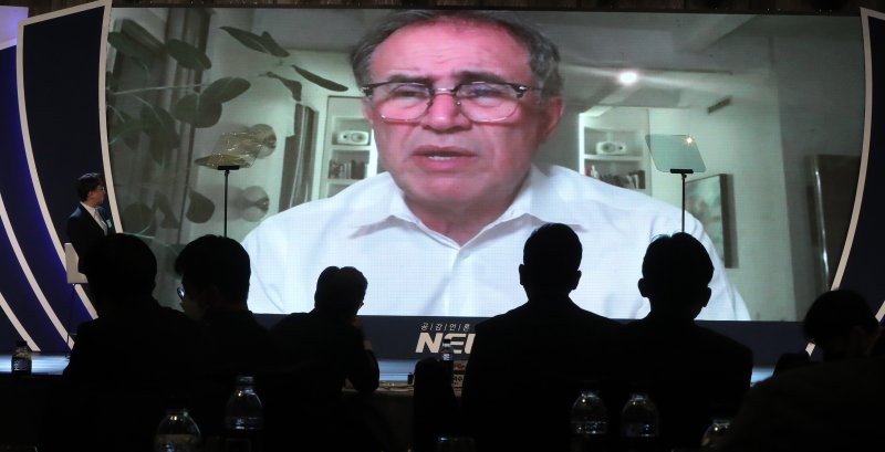 [서울=뉴시스] 추상철 기자 = 누리엘 루비니 뉴욕대 스턴스쿨 교수가 20일 오전 서울 종로구 포시즌스호텔 그랜드볼룸에서 열린 뉴시스 창사 21주년 기념 포럼 '10년 후 한국'에서 '고통의 시간은 이미 시작됐다'를 주제로 화상 기조연설을 하고 있다. 2022.10.20. scchoo@newsis.com