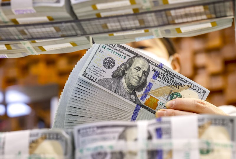 [서울=뉴시스] 정병혁 기자 = 사진은 지난달 6일 서울 중구 하나은행 위변조대응센터에서 직원이 달러를 정리하고 있는 모습. 2026.01.06. jhope@newsis.com