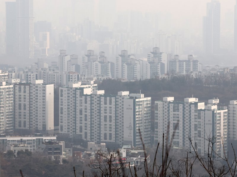 [서울=뉴시스] 배훈식 기자 = 사진은 지난 5일 오후 서울 용산구 남산 전망대에서 바라본 서울 도심 아파트가 희뿌연 대기에 갖혀 있는 모습. 2026.02.05. dahora83@newsis.com