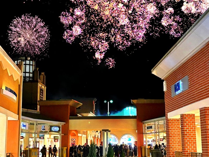 [서울=뉴시스] 신세계사이먼 파주 프리미엄 아울렛 불꽃놀이 모습. (사진=신세계사이먼 제공) *재판매 및 DB 금지