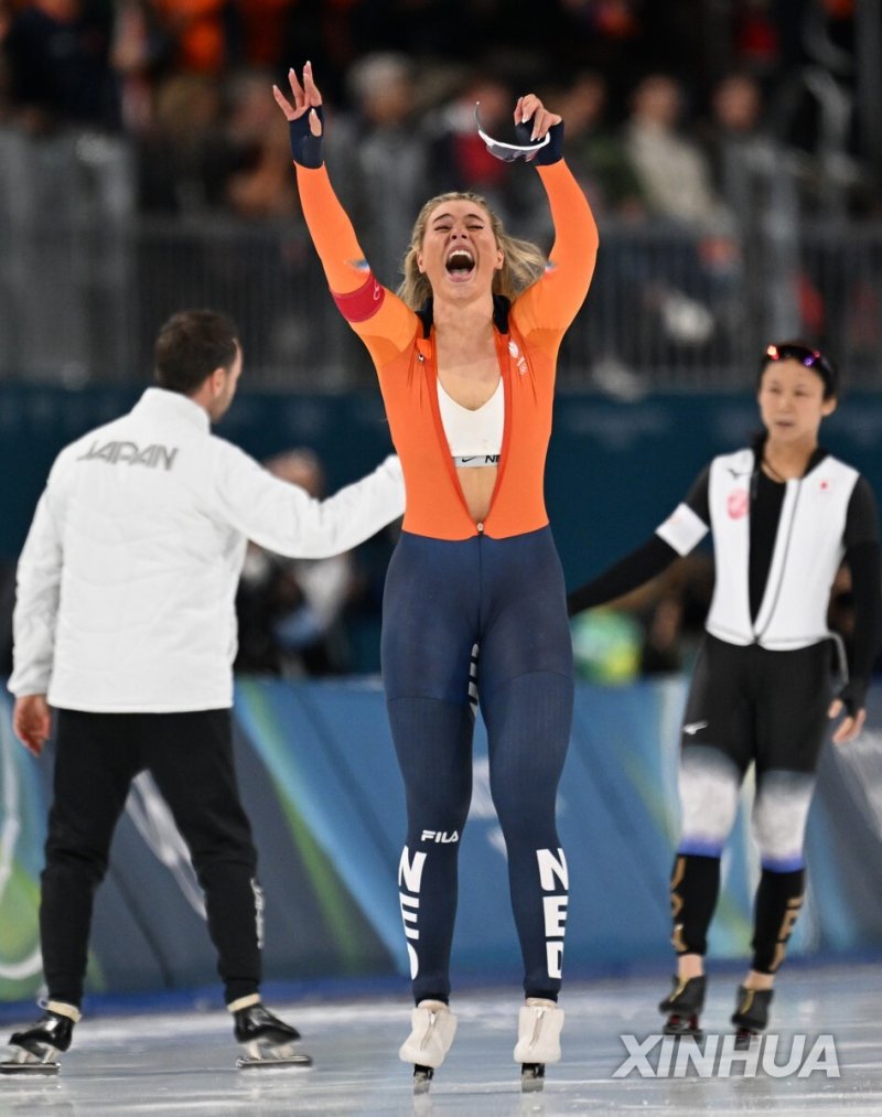 금메달 따고 기뻐하는 레이르담. 그 안에 노출된 나이키 브랜드의 스포츠 속옷. 연합뉴스