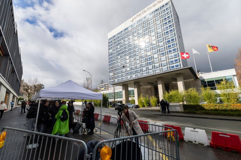 [제네바=AP/뉴시스] 17일(현지 시간) 러시아-우크라이나 전쟁 종전을 위한 미국, 러시아, 우크라이나 3자 3차 협상이 열리는 스위스 제네바 인터콘티넨탈 호텔 밖에 취재진들이 모여 있다. 2026.02.18.