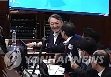 내란 우두머리 결심공판 중 웃음 보이는 윤석열 전 대통령 (출처=연합뉴스)