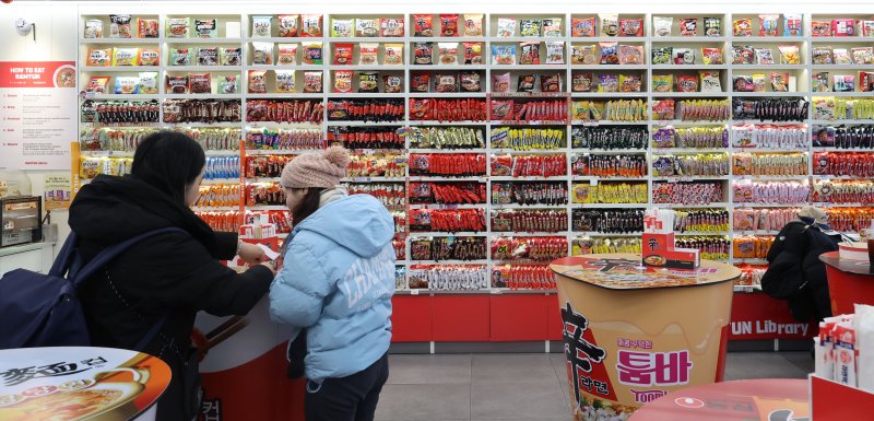 [서울=뉴시스] 권창회 기자 = 서울 마포구 CU 홍대상상점에서 외국인 관광객이 라면을 먹는 모습. 2026.01.11. kch0523@newsis.com