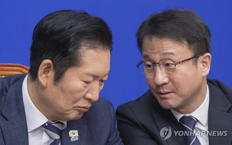 정청래 대표와 대화하는 한병도 원내대표 (출처=연합뉴스)