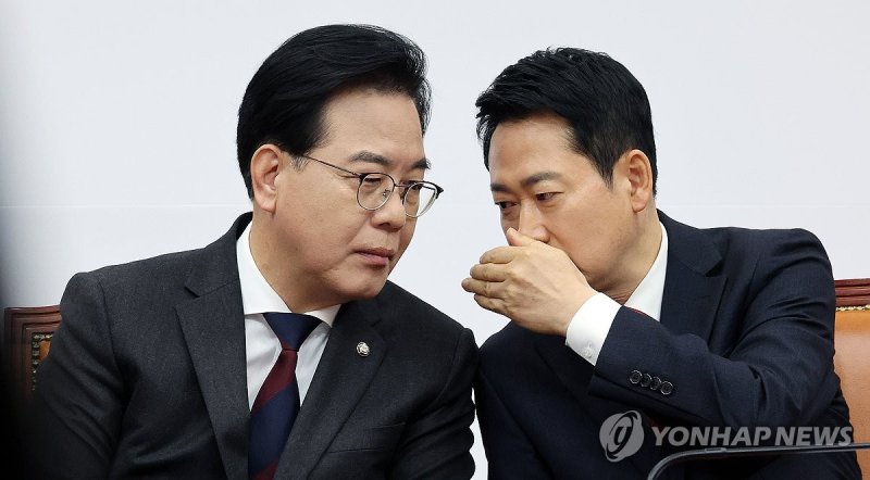 귀엣말하는 국민의힘 지도부 (출처=연합뉴스)