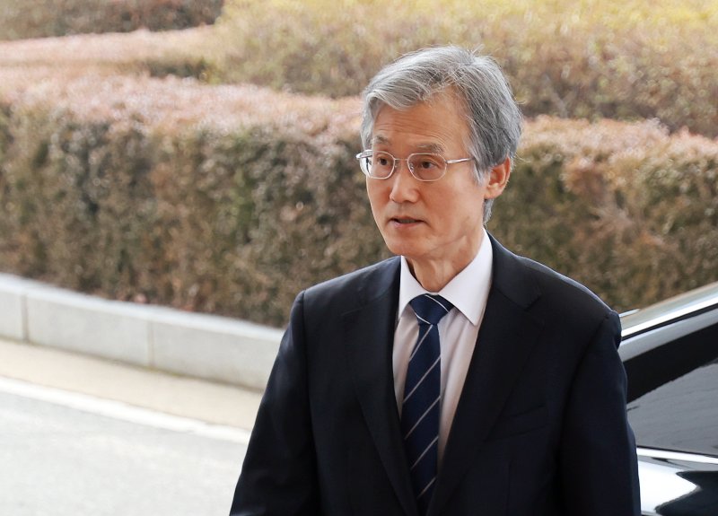 조희대 대법원장이 13일 서울 서초구 대법원으로 출근하고 있다. 2026.2.13 ⓒ 뉴스1 이호윤 기자