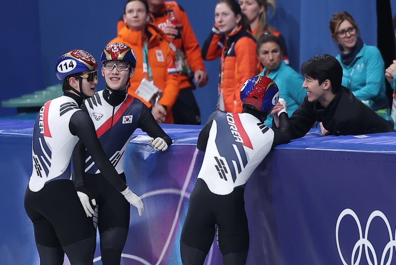 쇼트트랙 임종언(113), 이준서(112), 신동민(114), 이정민(111)이 16일(현지시간) 이탈리아 밀라노 아이스스케이팅 아레나에서 열린 2026 밀라노·코르티나담페초 동계올림픽 쇼트트랙 남자 5000m 계주 준결승에서 결승행을 확정 지은 후 황대헌과 기뻐하고 있다. 2026.2.16 ⓒ 뉴스1 김성진 기자