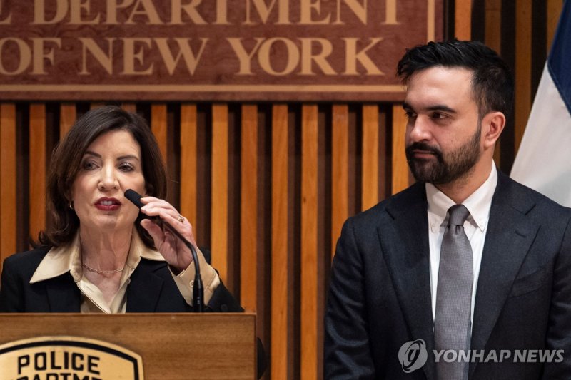 캐시 호컬 뉴욕 주지사와 조란 맘다니 뉴욕시장 (출처=연합뉴스)