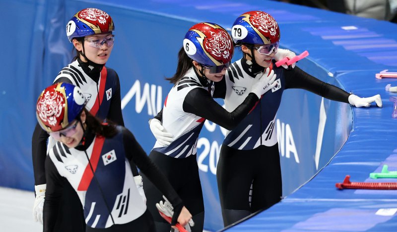 쇼트트랙 심석희(왼쪽부터), 최민정, 김길리, 이소연이 14일(현지시간) 이탈리아 밀라노 아이스 스케이팅 아레나에서 열린 2026 밀라노·코르티나담페초 동계올림픽 쇼트트랙 여자 3000m 계주 준결승에서 1위로 결승선을 통과한 뒤 기쁨을 나누고 있다. 2026.2.15 ⓒ 뉴스1 김진환 기자