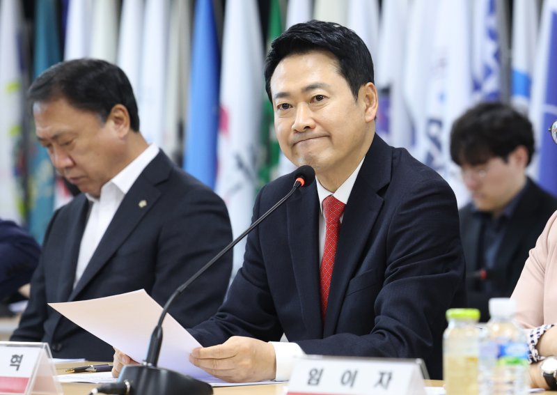 장동혁 국민의힘 대표가 12일 오후 서울 영등포구 한국노총 대회의실에서 열린 '국민의힘-한국노총 정책간담회'에서 입을 굳게 다문 채 생각에 잠겨 있다. 2026.2.12 ⓒ 뉴스1 오대일 기자