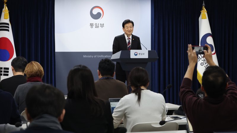 정동영 통일부 장관이 18일 서울 세종대로 정부서울청사에서 '무인기사건' 관련 입장 발표 및 재발방지대책 추진계획 등 브리핑을 하고 있다. 뉴시스