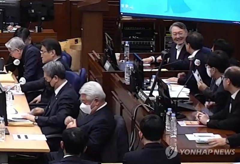 내란 우두머리 결심공판 중 웃음 보이는 윤석열 전 대통령 (출처=연합뉴스)