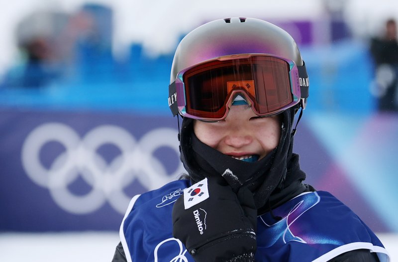 스노보드 유승은이 18일(현지시간) 이탈리아 리비뇨 스노파크에서 열린 2026 밀라노·코르티나담페초 동계올림픽 스노보드 여자 슬로프스타일 3차 결선을 마친 뒤 미소를 짓고 있다. 유승은은 최종 34.18점을 기록, 결선 출전 12명 중 최하위에 머물며 멀티 메달 도전에 실패했다.뉴스1
