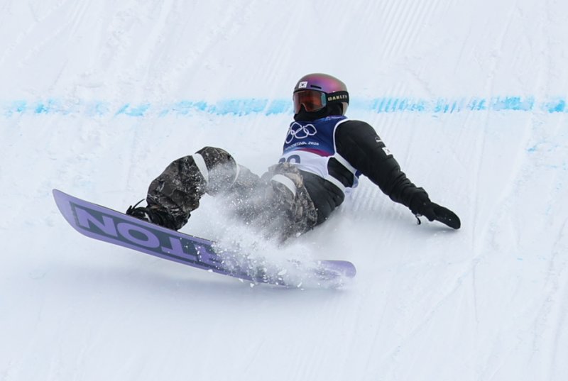 스노보더 유승은이 18일(현지시간) 이탈리아 리비뇨 스노파크에서 열린 2026 밀라노·코르티나담페초 동계올림픽 스노보드 여자 슬로프스타일 결선에 출전해 경기를 펼치고 있다.뉴스1