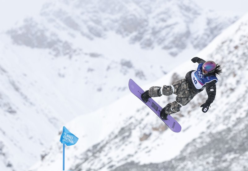 18일(현지시간) 이탈리아 리비뇨 스노파크에서 열린 2026 밀라노·코르티나담페초 동계 올림픽 스노보드 여자 슬로프스타일 결선에서 1차 시도에 나선 유승은이 묘기를 펼치고 있다. 연합뉴스