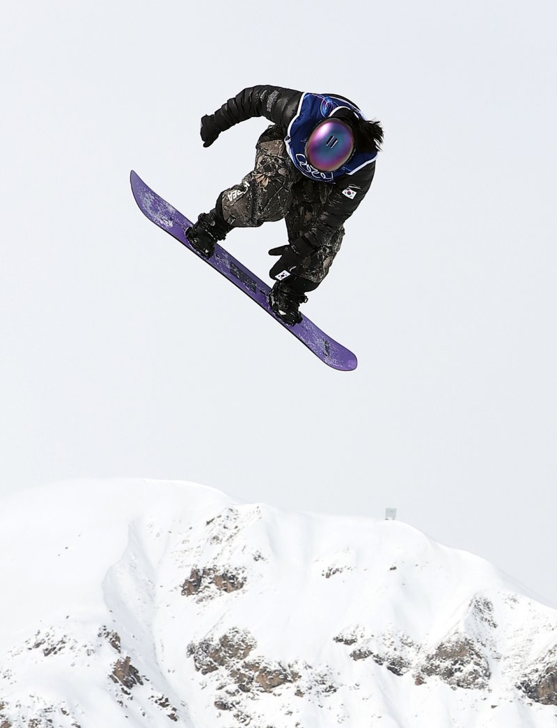 스노보드 유승은이 18일(현지시간) 이탈리아 리비뇨 스노파크에서 열린 2026 밀라노·코르티나담페초 동계올림픽 스노보드 여자 슬로프스타일 결선 경기를 펼치고 있다. 유승은은 최종 34.18점을 기록, 결선 출전 12명 중 최하위에 머물며 멀티 메달 도전에 실패했다. 2026.2.18 ⓒ 뉴스1 김진환 기자