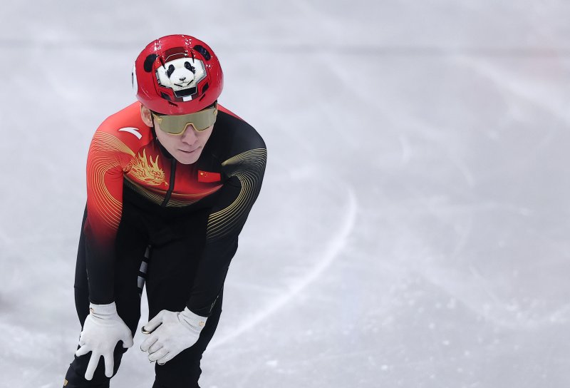 중국 쇼트트랙 린샤오쥔(한국명 임효준)이 18일(현지시간) 이탈리아 밀라노 아이스스케이팅 아레나에서 열린 2026 밀라노·코르티나담페초 동계올림픽 쇼트트랙 남자 500m 준준결승에서 조4위로 결승선을 통과하며 준결승 진출에 실패한 후 아쉬워하고 있다.뉴스1