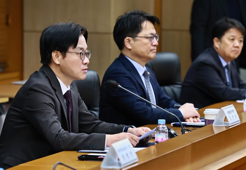 [서울=뉴시스] 김정관 산업통상부 장관이 13일 서울 종로구 한국무역보험공사에서 '제1차 한미 전략적 투자 MOU 이행위원회'를 주재하고 있다. (사진=산업통상부 제공) 2026.02.13. photo@newsis.com *재판매 및 DB 금지