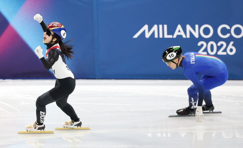 18일(현지시간) 이탈리아 밀라노 아이스스케이팅 아레나에서 열린 2026 밀라노-코르티나담페초 동계올림픽 쇼트트랙 여자 3000m 계주에서 금메달을 따낸 한국대표팀 마지막 주자 김길리가 결승선을 통과한 뒤 환호하고 있다.연합뉴스