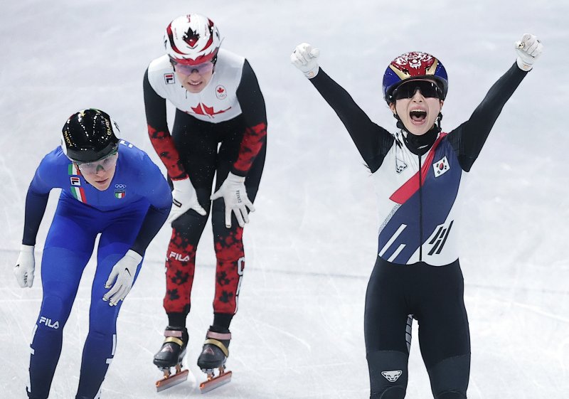 대한민국 여자 쇼트트랙 대표팀의 김길리가 18일(현지시간) 이탈리아 밀라노 아이스스케이팅 아레나에서 열린 2026 밀라노·코르티나담페초 동계올림픽 쇼트트랙 여자 3000m 계주 결승에서 1위로 결승선을 통과 후 환호하고 있다.뉴스1