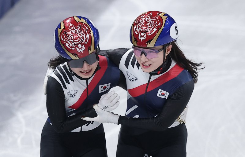 대한민국 여자 쇼트트랙 대표팀 김길리(왼쪽)와 최민정이 19일 이탈리아 밀라노 아이스스케이팅 아레나에서 열린 2026 밀라노·코르티나담페초 동계올림픽 쇼트트랙 여자 3000m 계주 결승에서 금메달을 차지한 후 기뻐하고 있다. 두 명은 21일 오전 여자 1500m에서 금메달에 도전한다. 연합뉴스