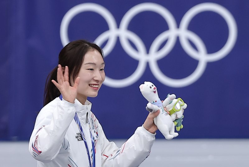 쇼트트랙 여자 3000m 계주 결승에서 금메달을 따낸 최민정이 19일 이탈리아 밀라노 아이스스케이팅 아레나에서 열린 2026 밀라노·코르티나담페초 동계올림픽 쇼트트랙 여자 3000m 계주 시상식을 마친 후 인사하고 있다. 뉴스1