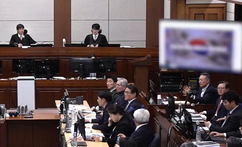 윤석열 전 대통령이 지난달 13일 오후 서울 서초구 서울중앙지방법원에서 진행된 내란 우두머리 혐의 2차 결심공판에 출석해 재판부에 의견을 전달하고 있다. (서울중앙지방법원 제공 영상 캡쳐. 재판매 및 DB 금지) 2026.1.13 ⓒ 뉴스1