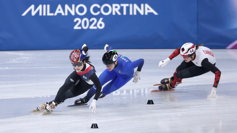 대한민국 여자 쇼트트랙 대표팀 김길리가 19일 이탈리아 밀라노 아이스스케이팅 아레나에서 열린 2026 밀라노·코르티나담페초 동계올림픽 쇼트트랙 여자 3000m 계주 결승에서 질주하고 있다. 뉴스1