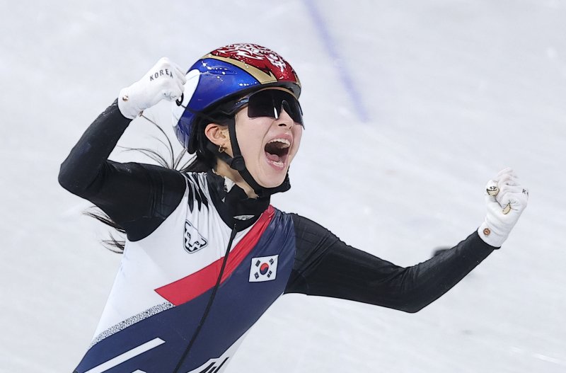대한민국 여자 쇼트트랙 대표팀 김길리가 18일(현지시간) 이탈리아 밀라노 아이스스케이팅 아레나에서 열린 2026 밀라노·코르티나담페초 동계올림픽 쇼트트랙 여자 3000m 계주 결승에서 금메달을 차지한 후 포효하고 있다. 뉴스1