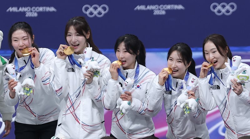 대한민국 여자 쇼트트랙 대표팀 심석희(왼쪽부터), 노도희, 이소연, 김길리, 최민정 선수가 18일(현지시간) 이탈리아 밀라노 아이스스케이팅 아레나에서 열린 2026 밀라노·코르티나담페초 동계올림픽 쇼트트랙 여자 3000m 계주 시상식에서 금메달을 깨물고 있다. 뉴스1