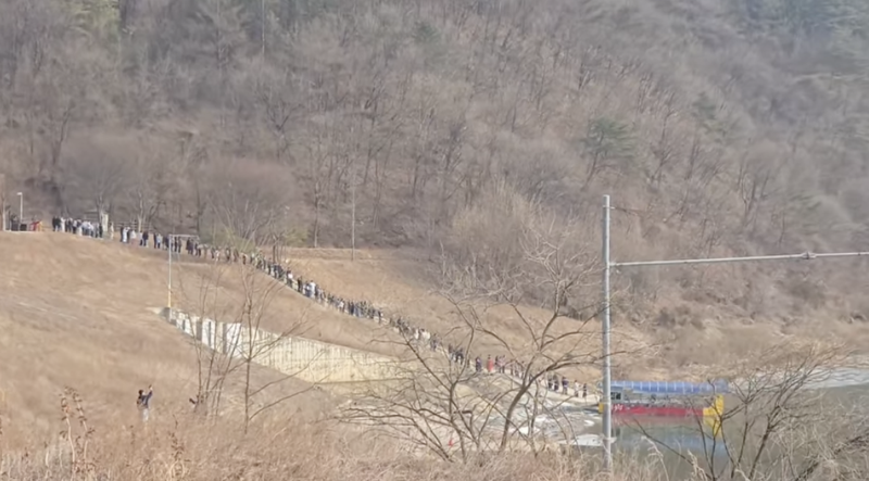 영화 '왕과 사는 남자'의 인기로 강원도 영월 청령포를 찾는 사람들이 늘었다. 최근 청령포로 가는 배를 타기 위해 긴 대기 행렬이 이어지고 있다는 글이 영상과 함께 인스타그램에 올라왔다. /사진=인스타그램 캡처