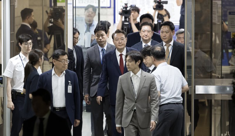 12·3 비상계엄과 관련해 특검 수사를 받는 윤석열 전 대통령이 9일 밤 서울중앙지법에서 두 번째 구속 전 피의자심문(영장실질심사)을 마친 뒤 대기장소인 서울구치소로 이동하고 있다. 2025.7.9 ⓒ 뉴스1 사진공동취재단