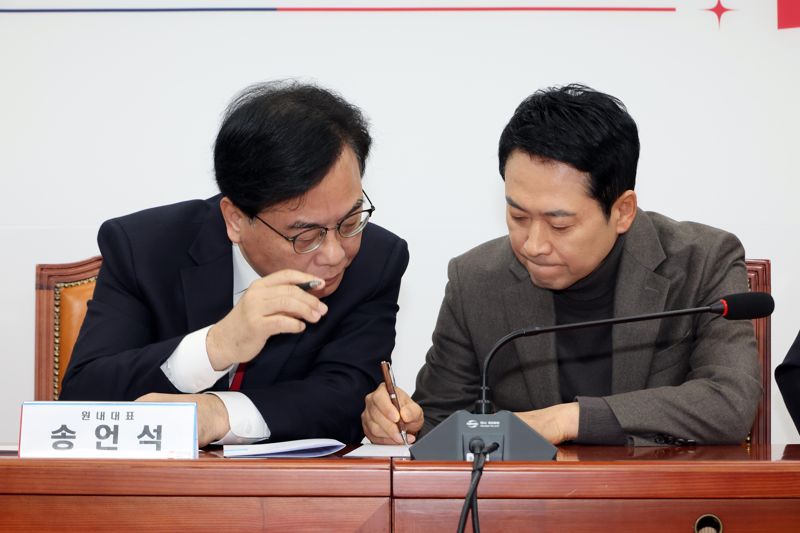 장동혁 국민의힘 대표가 19일 여의도 국회에서 열린 최고위원회의에서 송원석 원내대표와 이야기를 나누고 있다. 사진=박범준 기자