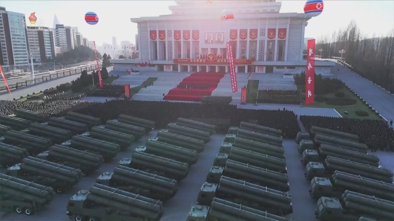 김정은 국무위원장이 지난 2월 18일 평양에서 한반도 전역을 사정권으로 둔 '600㎜대구경방사포 증정식'을 갖고 있다. 이 미사일은 전술 핵탄두를 탑재할 수 있다고 북한은 주장해왔다. 조선중앙TV 갈무리