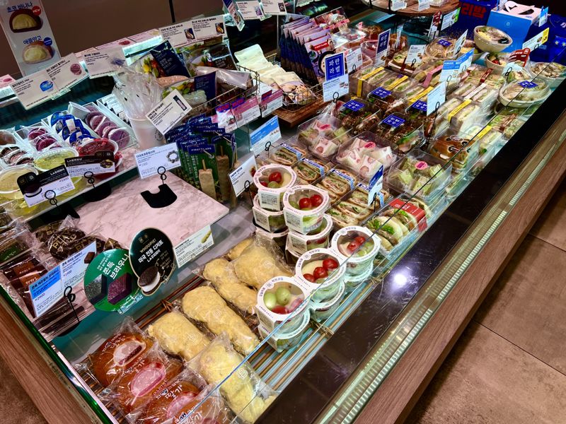 지난 22일 밤 파리바게뜨 카페서초역점 매대에서 제품들이 진열돼 있다. 사진=박경호 기자