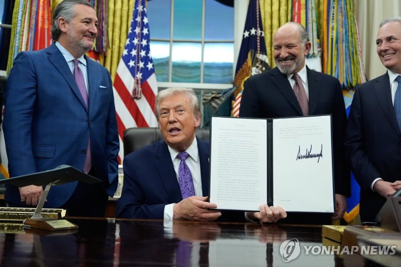 인공지능(AI) 육성 관련 행정명령에 서명한 도널드 트럼프 미국 대토열ㅇ (출처=연합뉴스)