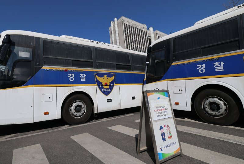 12·3 비상계엄과 관련한 윤석열 전 대통령의 내란 우두머리 혐의 사건 1심 선고를 하루 앞둔 18일 서울 서초구 서울중앙지방법원 앞 삼거리에 경찰 차벽이 설치돼 있다. 서울중앙지법 형사합의25부(지귀연 부장판사)는 오는 19일 오후 3시 417호 대법정에서 비상계엄 선포 443일 만에 내란 우두머리 혐의 사건 선고공판을 진행한다. 2026.2.18 ⓒ 뉴스1 오대일 기자
