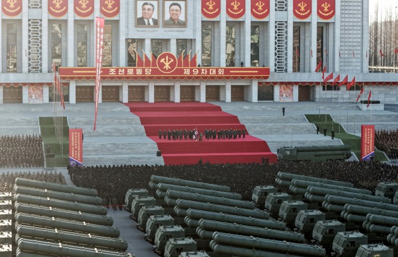 북한 최대 정치행사인 9차 노동당 대회가 지난 19일 시작됐다. 당 대회를 앞둔 지난 18일 김정은 국무위원장이 '600㎜ 대구경방사포 증정식'을 갖고 있다. 노동신문/뉴시스