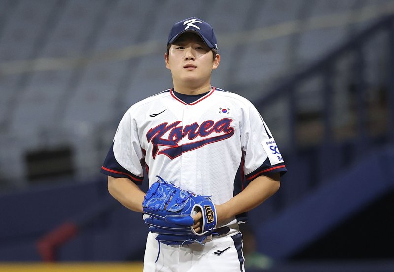 [서울=뉴시스] 정병혁 기자 = 6일 서울 구로구 고척스카이돔에서 2024 WBSC 프리미어12를 앞두고 열린 한국 야구대표팀과 상무의 연습경기, 6회말 상무로 출전한 대표팀 투수 김택연이 역투하고 있다. 2024.11.06. jhope@newsis.com