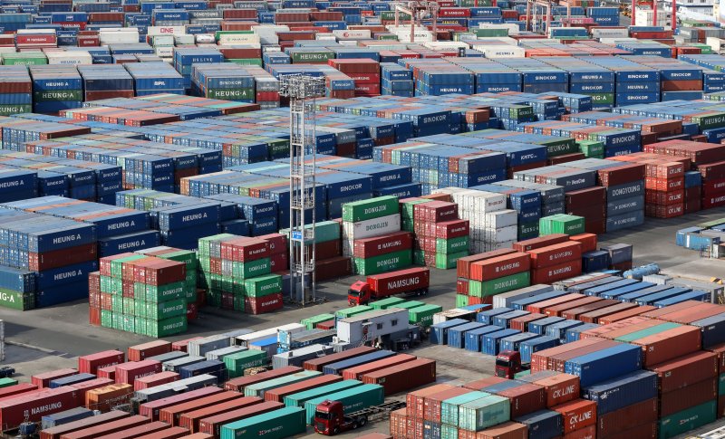 부산항 신선대부두 야적장에 컨테이너가 가득 쌓여 있다. 뉴스1