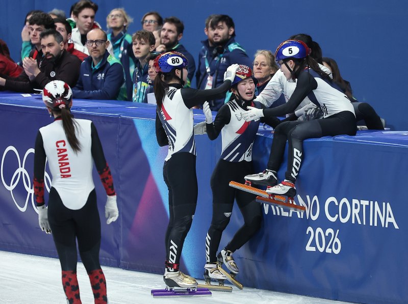 대한민국 여자 쇼트트랙 대표팀의 김길리와 최민정, 심석희가 18일(현지시간) 이탈리아 밀라노 아이스스케이팅 아레나에서 열린 2026 밀라노·코르티나담페초 동계올림픽 쇼트트랙 여자 3000m 계주 결승에서 금메달을 확정지은 후 기쁨을 나누고 있다. 뉴스1