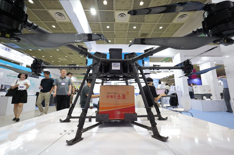 한국무인이동체연구조합은 오는 24일 서울 용산 전쟁기념관에서 국내 산학연관군과 미국 및 우크라이나 업계관계자들이 참석한 가운데 '러-우 전장 드론 혁명, 그 현장으로 초대'를 주제로 컨퍼런스를 개최한다. 사진은 지난해 무인이동체산업 전시회에 소개된 최신 기술의 드론. 한국무인이동체연구조합(KRAUV) 제공